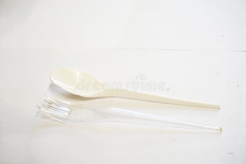 Une paire de cuillère et de fourchette en plastique images libres de droits Une paire de cuillère et de fourchette en plastique images libres de droits