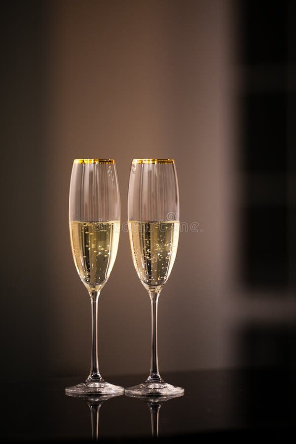 Une paire de verres de champagne dans l'intérieur photographie stock Une paire de verres de champagne dans l'intérieur photographie stock