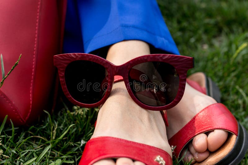 Une paire ?l?gante de lunettes de soleil accessoire pour chaque jour photos stock Une paire ?l?gante de lunettes de soleil accessoire pour chaque jour photos stock