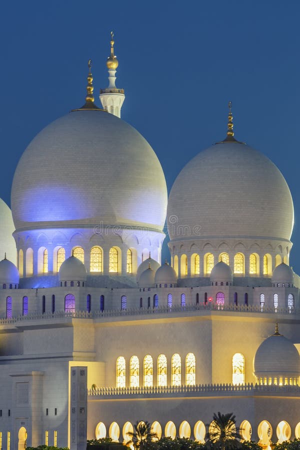Une partie d'Abu Dhabi Sheikh Zayed Mosque célèbre par nuit