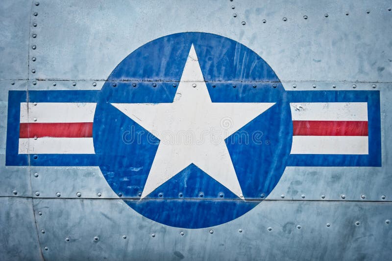 Avion militaire avec le signe d'étoile et de rayure. photo stock Avion militaire avec le signe d'étoile et de rayure. photo stock