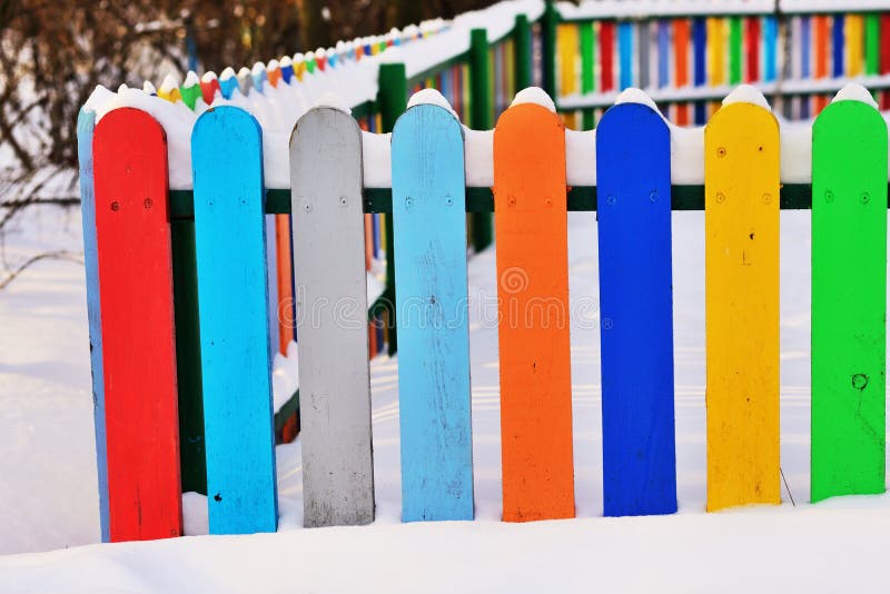 Une partie de barrière en bois verticale colorée photographie stock libre de droits Une partie de barrière en bois verticale colorée photographie stock libre de droits