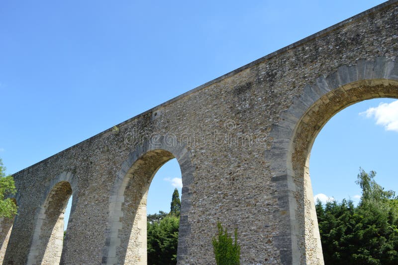 Une partie de construction d'aqueduc dans Louveciennes photo libre de droits Une partie de construction d'aqueduc dans Louveciennes photo libre de droits