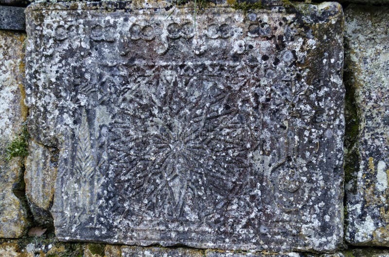 Une partie de la barrière en pierre avec les pierres et les fresques rituels antiques en Demir Baba Teke, monument de culte images libres de droits Une partie de la barrière en pierre avec les pierres et les fresques rituels antiques en Demir Baba Teke, monument de culte images libres de droits