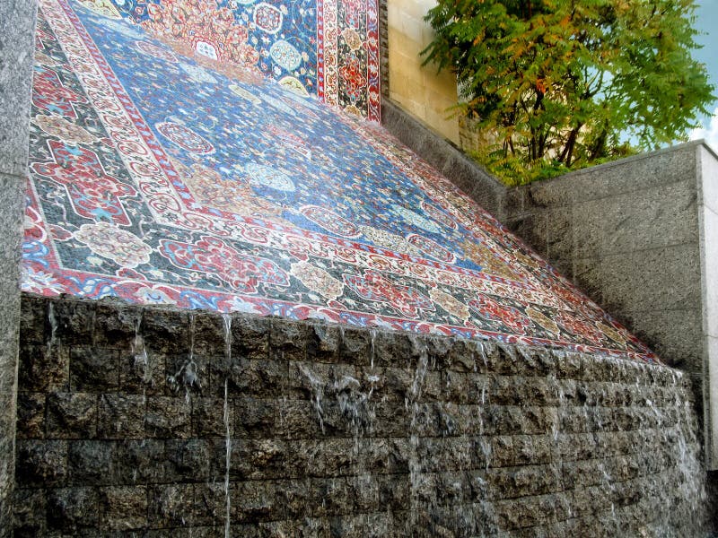 Une partie de la fontaine-cascade d?cor?e sous forme de tapis de Sheikh Safi en Heydar Aliyev Park ? Kiev, fin-u