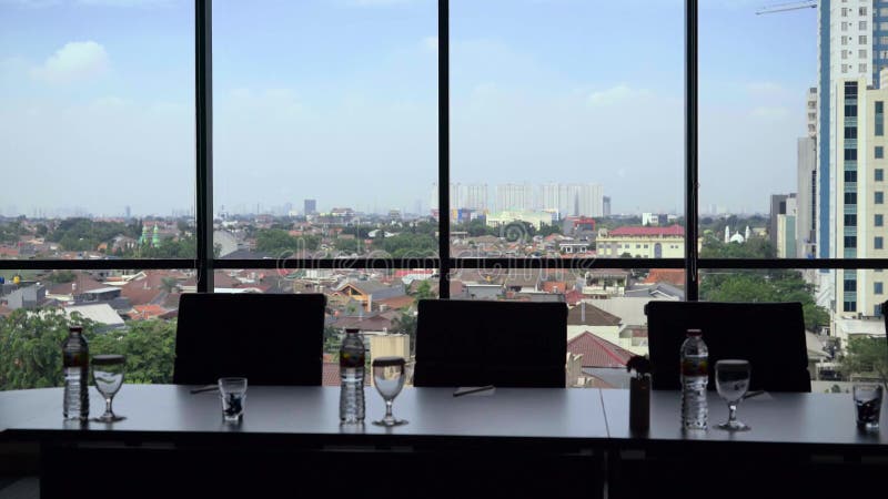 Une partie de table de lieu de réunion avec le fond de fenêtre de vue de ville clips vidéos