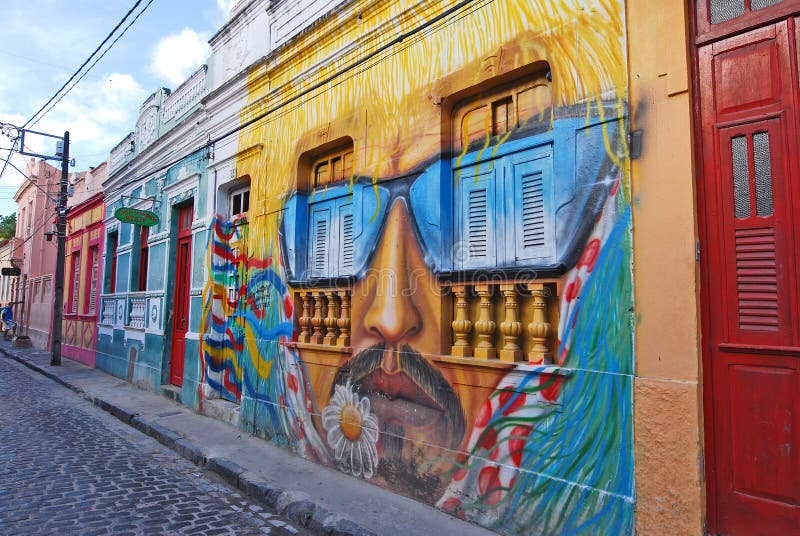 Une peinture de mur de la tête d'un homme avec la moustache et les lunettes de soleil photographie stock libre de droits Une peinture de mur de la tête d'un homme avec la moustache et les lunettes de soleil photographie stock libre de droits