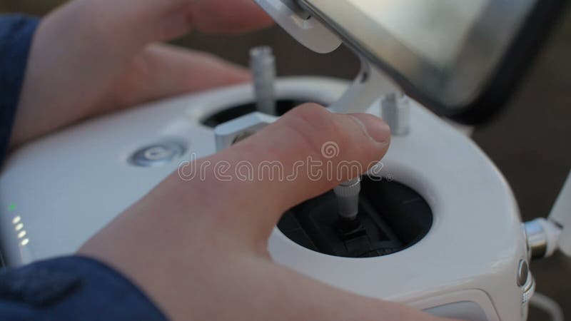 Une personne dans une veste bleue emploie une radio à télécommande clips vidéos