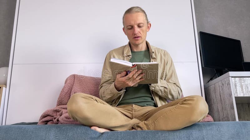Une personne lit un livre à la maison dans une ambiance cosy clips vidéos