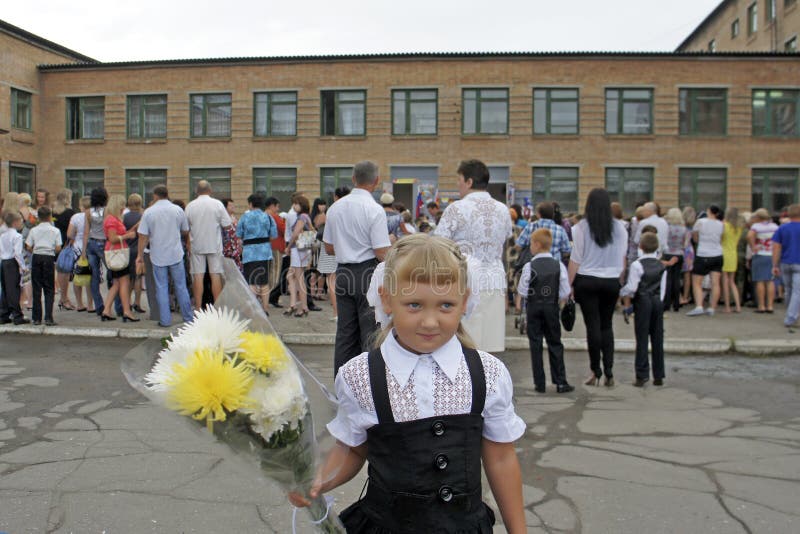 Une petite fille avec les arcs blancs va instruire pour la première fois image stock Une petite fille avec les arcs blancs va instruire pour la première fois image stock