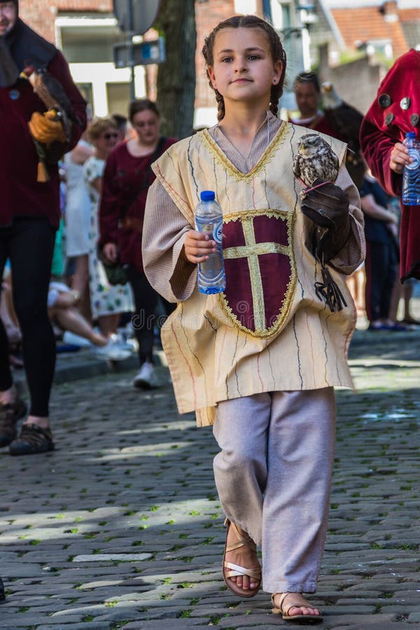 Une petite fille avec son hibou de bébé pendant un défilé historique à Maastricht photo stock Une petite fille avec son hibou de bébé pendant un défilé historique à Maastricht photo stock