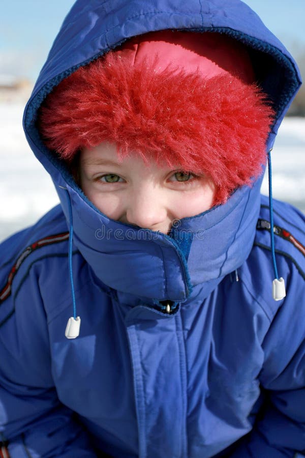 une petite fille dans une veste bleue d'hiver et dans le capot dans le jour d'hiver givré Vue supérieure photos stock une petite fille dans une veste bleue d'hiver et dans le capot dans le jour d'hiver givré Vue supérieure photos stock