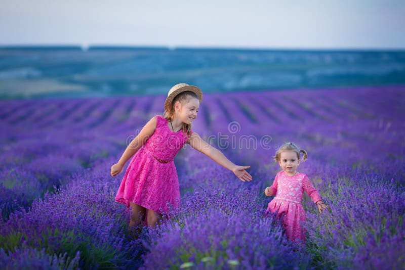 Une petite fille marche entre les gisements de lavande en Provence Scène stupéfiante de puissance de fille et de belle nature image libre de droits Une petite fille marche entre les gisements de lavande en Provence Scène stupéfiante de puissance de fille et de belle nature image libre de droits
