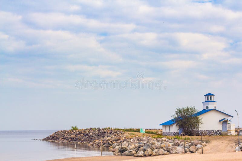 Une petite maison de plage sur le rivage image stock Une petite maison de plage sur le rivage image stock