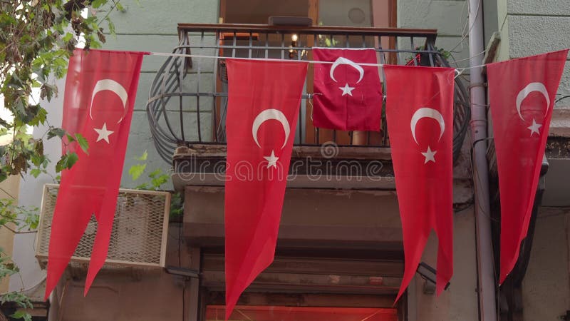 Une petite photo du drapeau national turc accrochée à une corde dans la rue