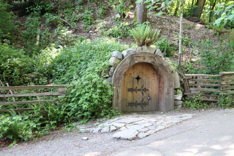 Une petite vieille porte en bois semblante arrondie images libres de droits Une petite vieille porte en bois semblante arrondie images libres de droits