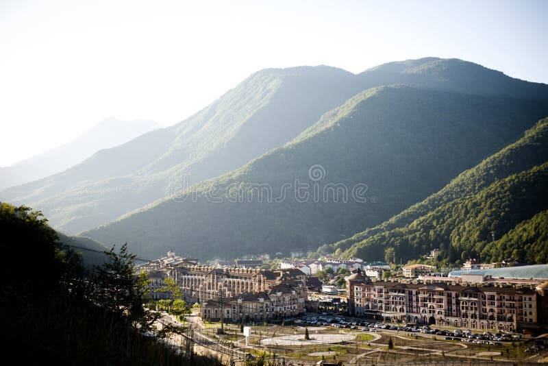 Une petite ville située dans de hautes montagnes photos libres de droits Une petite ville située dans de hautes montagnes photos libres de droits