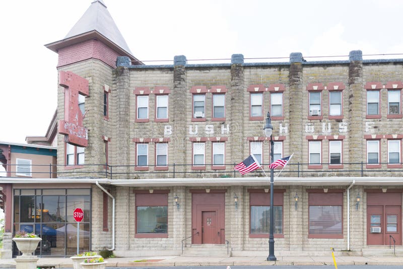 Une photo d'une rue principale de petite ville typique aux Etats-Unis d'Amérique images stock Une photo d'une rue principale de petite ville typique aux Etats-Unis d'Amérique images stock
