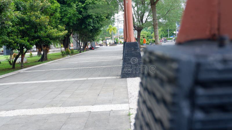 Une photo de l'atmosphère de la place de la ville de kebumen dans l'après-midi qui semble déserte.