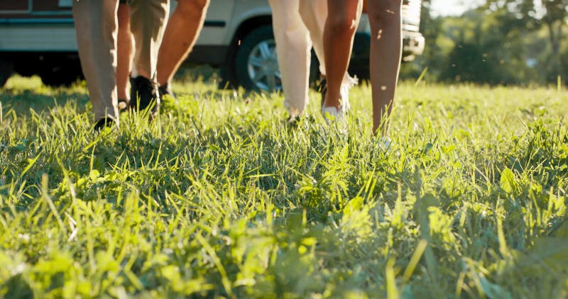 Une photo des jambes d'un groupe d'amis joyeux qui ont fait un tour en camper. les étudiants ont atteint leur destination clips vidéos