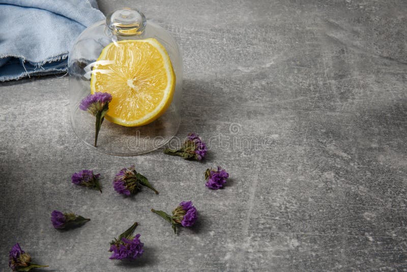 Une photo en gros plan de belle composition sur un fond gris Citron lumineux, tissu bleu et pétales secs de pourpre photographie stock libre de droits Une photo en gros plan de belle composition sur un fond gris Citron lumineux, tissu bleu et pétales secs de pourpre photographie stock libre de droits