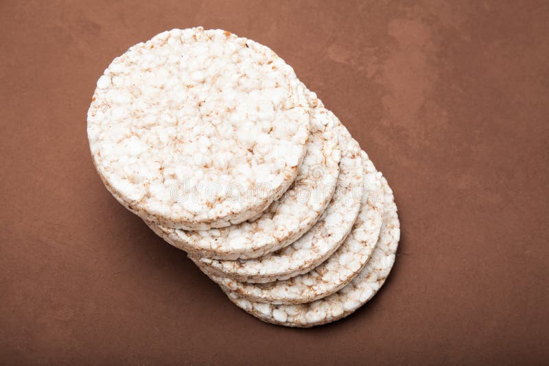 Une pile de biscuits de riz pour le régime photos libres de droits Une pile de biscuits de riz pour le régime photos libres de droits