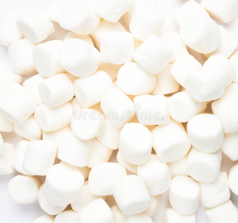 Une pile de petites guimauves gonflées blanches sur le fond blanc. Cl image stock Une pile de petites guimauves gonflées blanches sur le fond blanc. Cl image stock