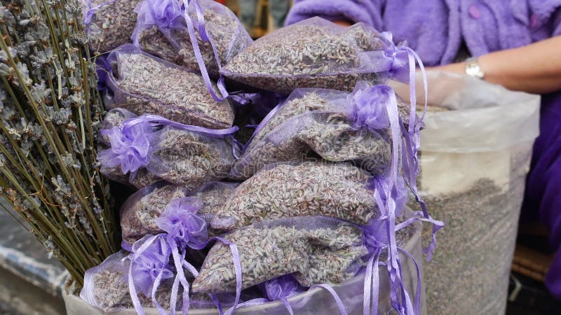Une pile de sacs de lavande pourpre remplit le panier créant un beau modèle banque de vidéos