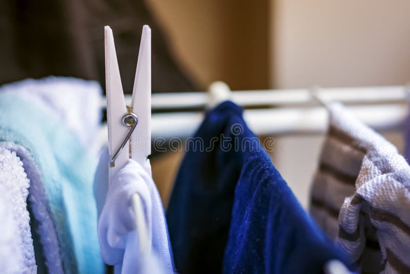 une pince à linge blanche accroche des vêtements accrochant sur un support de séchage photographie stock libre de droits une pince à linge blanche accroche des vêtements accrochant sur un support de séchage photographie stock libre de droits