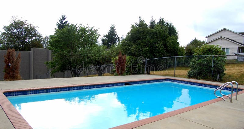 Une piscine de famille photos libres de droits