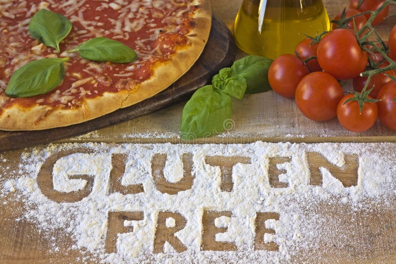 Une pizza gratuite de gluten sur le fond images libres de droits Une pizza gratuite de gluten sur le fond images libres de droits