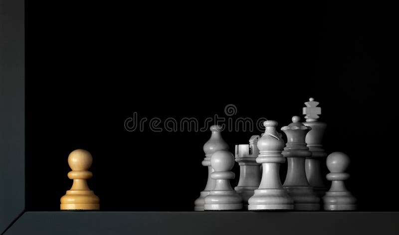 Une pièce d'échecs contre les autres images stock Une pièce d'échecs contre les autres images stock