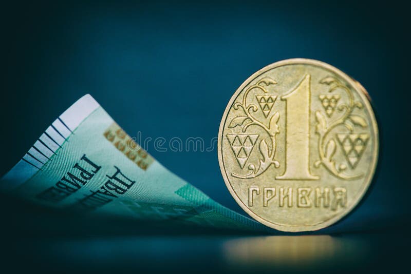 Une pièce de monnaie de hryvnia - argent ukrainien D'isolement sur le fond foncé photos libres de droits Une pièce de monnaie de hryvnia - argent ukrainien D'isolement sur le fond foncé photos libres de droits