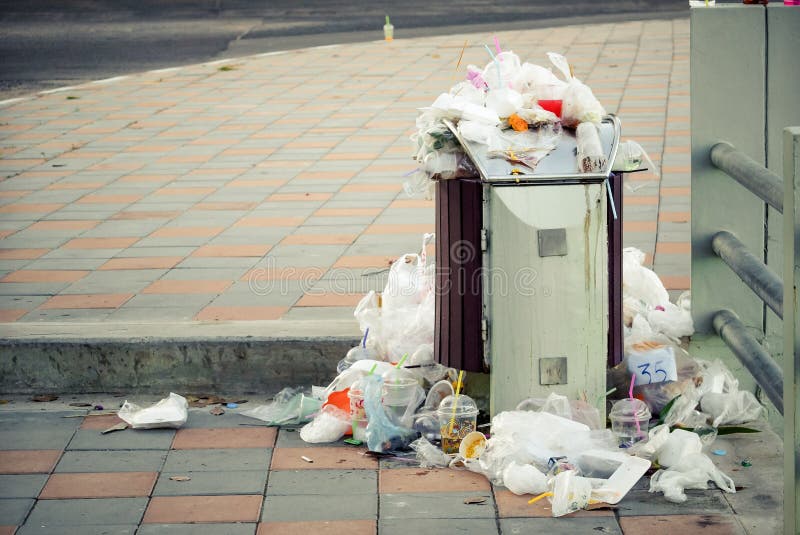 Une poubelle complètement des déchets images libres de droits Une poubelle complètement des déchets images libres de droits