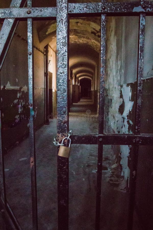 Une prison communiste commémorant les atrocités et les pratiques communistes de la torture et imposant la confession images libres de droits Une prison communiste commémorant les atrocités et les pratiques communistes de la torture et imposant la confession images libres de droits