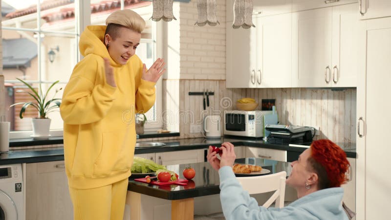 Une proposition de mariage romantique surprenant qui se déroule dans un cadre confortable de cuisine familiale clips vidéos