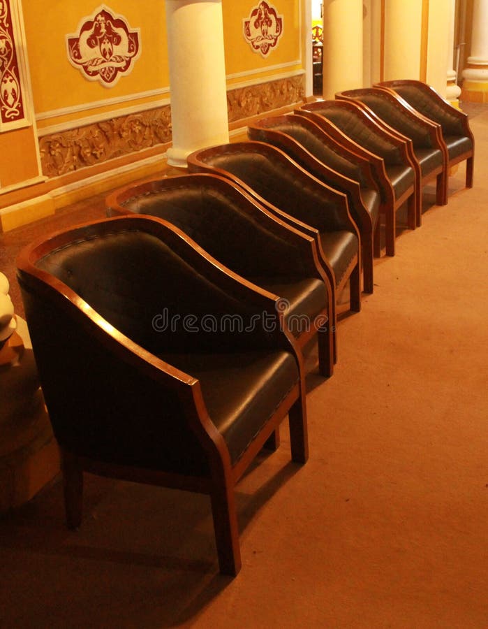 Une rangée de chaise de style de vintage dans le palais de Bangalore photo libre de droits Une rangée de chaise de style de vintage dans le palais de Bangalore photo libre de droits