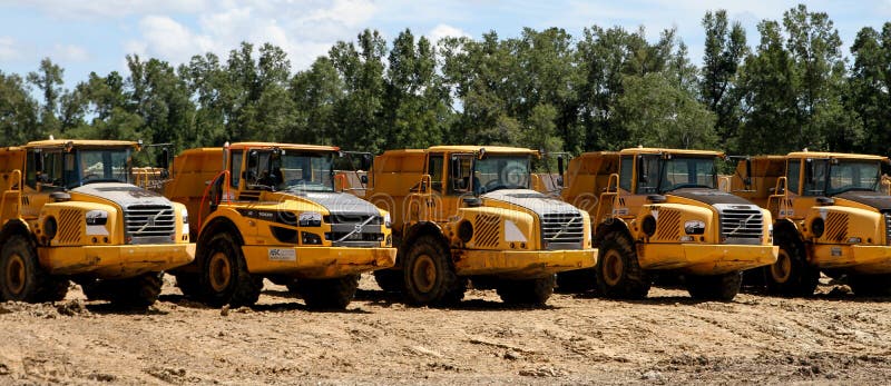 Une rangée des camions à benne basculante de Volvo image libre de droits Une rangée des camions à benne basculante de Volvo image libre de droits