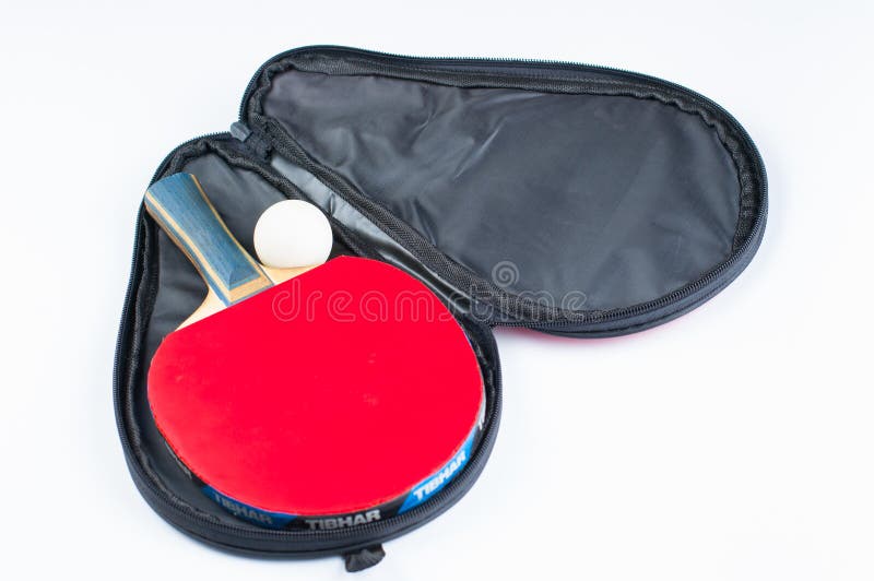 Une raquette rouge pour le ping-pong d'isolement sur un fond blanc Copiez l'espace image stock Une raquette rouge pour le ping-pong d'isolement sur un fond blanc Copiez l'espace image stock