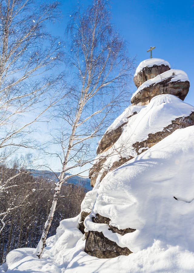 Une roche avec une croix orthodoxe Église de montagne photographie stock libre de droits Une roche avec une croix orthodoxe Église de montagne photographie stock libre de droits
