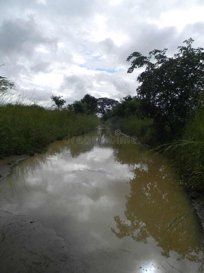Une route/traînée inondées photos stock