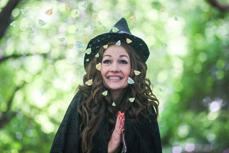 Une sorcière mignonne de sorcière attrayant photographie stock libre de droits Une sorcière mignonne de sorcière attrayant photographie stock libre de droits