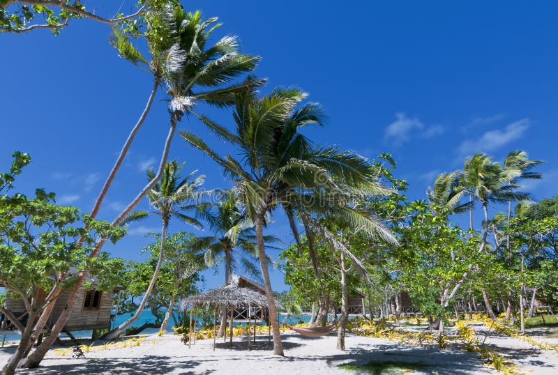 Une station de vacances merveilleuse en plage blanche de sable de paradis tropical
