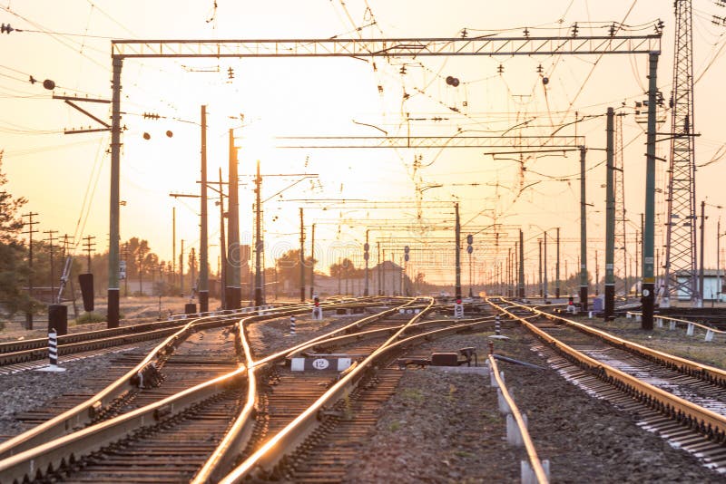 Une station ou un terminal de tri ferroviaire vide avec un bon nombre de jonction, carrefours, sémaphore montrant le feu rouge ou images libres de droits Une station ou un terminal de tri ferroviaire vide avec un bon nombre de jonction, carrefours, sémaphore montrant le feu rouge ou images libres de droits
