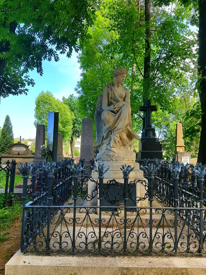 Une statue d'une femme de pierre légère avec un sein nu avec des ailes photographie stock Une statue d'une femme de pierre légère avec un sein nu avec des ailes photographie stock
