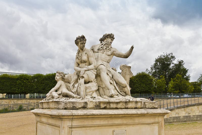 Une Statue Dans DES Tuileries De Jardin. Image stock Image du paris