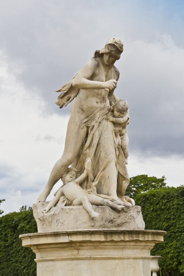 Une Statue Dans DES Tuileries De Jardin. Photo stock Image du course, vacances 26266858