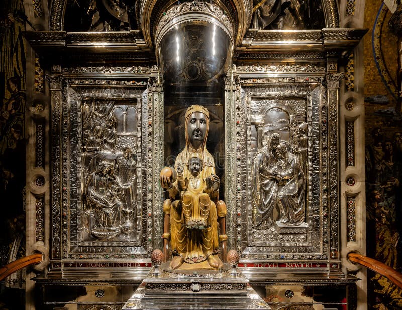 Une statue du 12ème siècle de notre dame de montserrat la madone noire dans la basilique à l'abbaye de santa maria de montserrat.