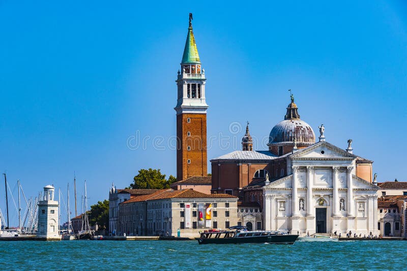 Une série d'images marchant le long des canaux de Venise, contre le contexte du paysage architectural de la ville images libres de droits Une série d'images marchant le long des canaux de Venise, contre le contexte du paysage architectural de la ville images libres de droits