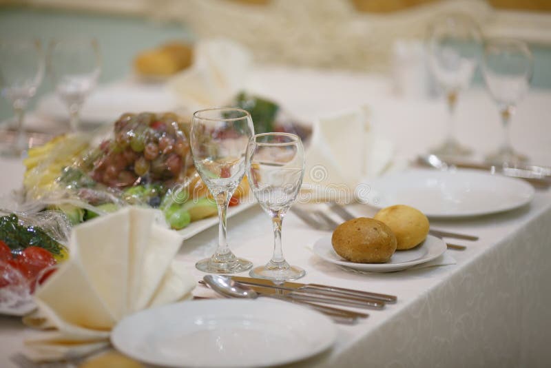 Une table de fête dans le restaurant images libres de droits Une table de fête dans le restaurant images libres de droits